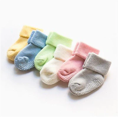 Tất cotton dày dặn ấm áp chống trượt cho bé
